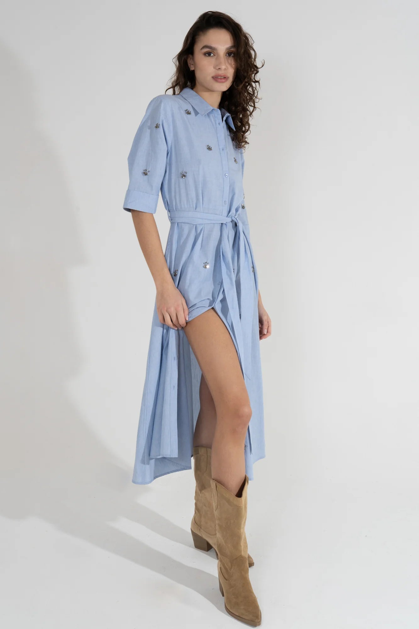 Robe chemise longue avec bijoux brodés