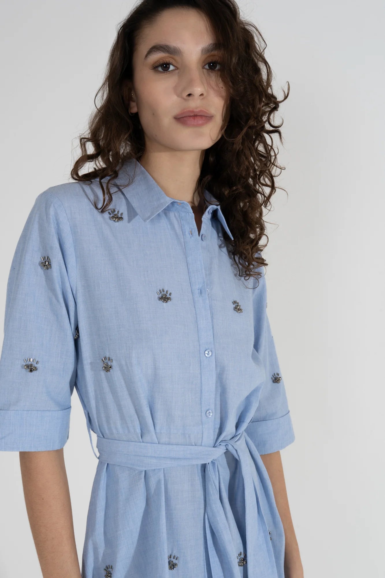 Robe chemise longue avec bijoux brodés