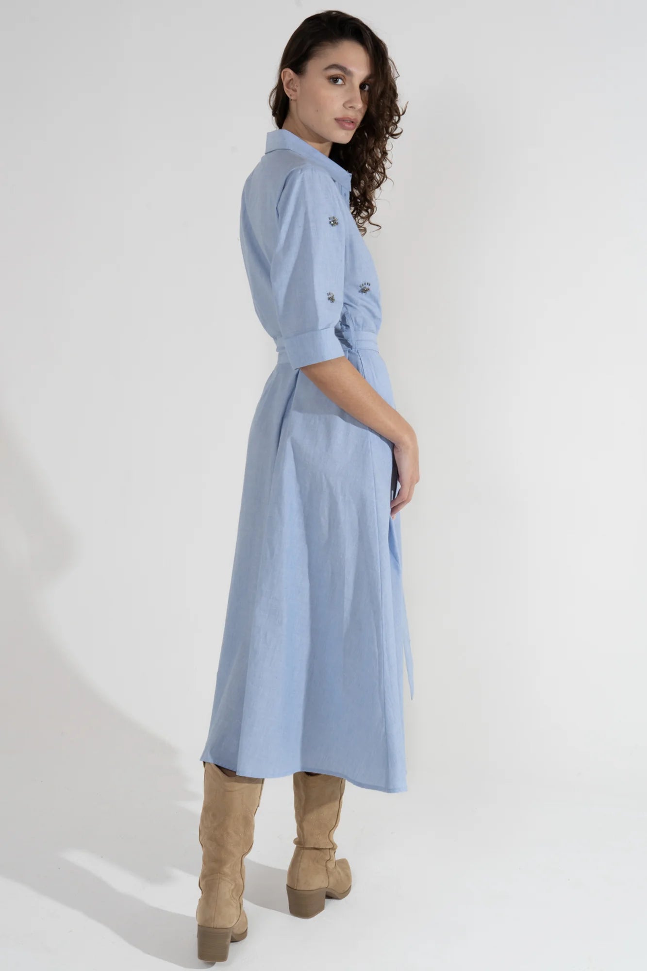 Robe chemise longue avec bijoux brodés