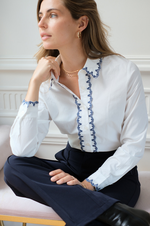 Chemise col brodé et patte contrastée