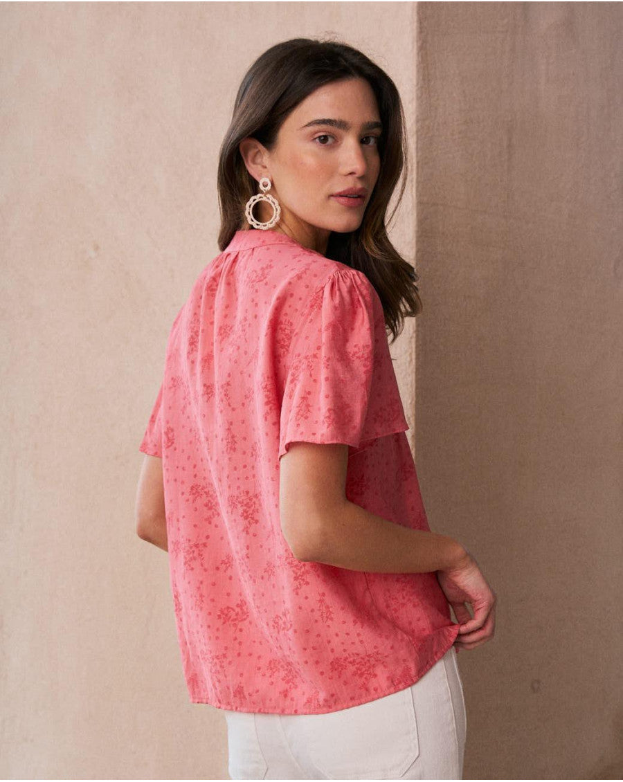 Top garni de dentelle et broderies