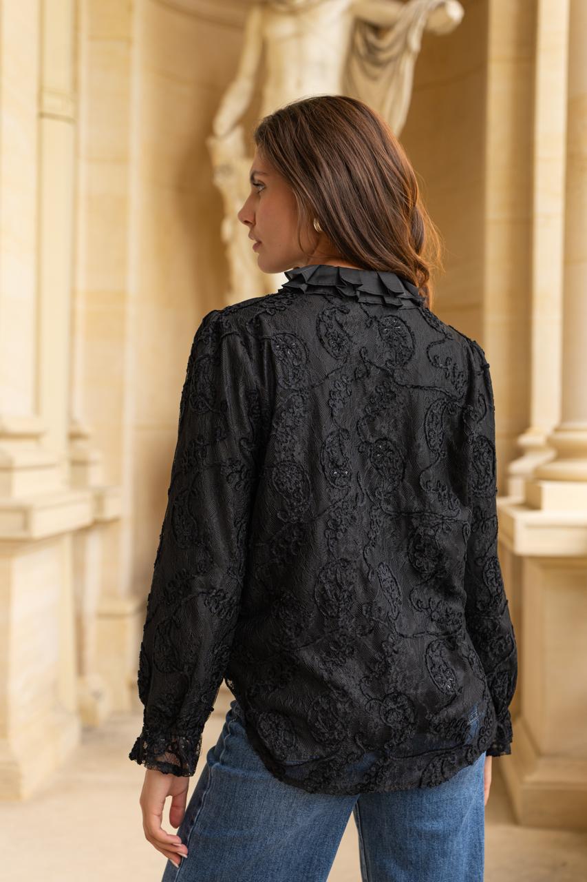 Chemise col froufrou en dentelle effet velours