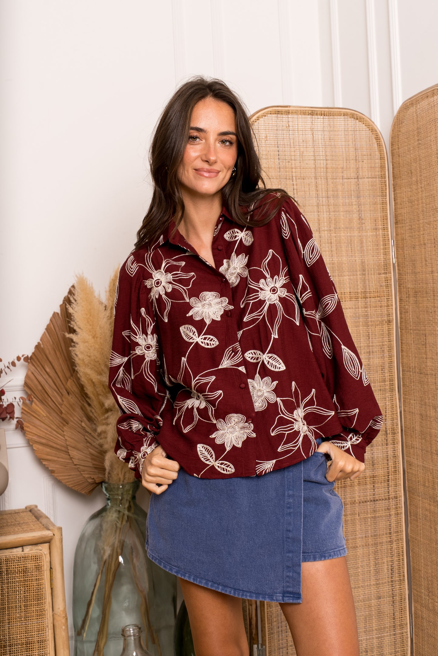 Chemise ornée de motif feuillage brodé