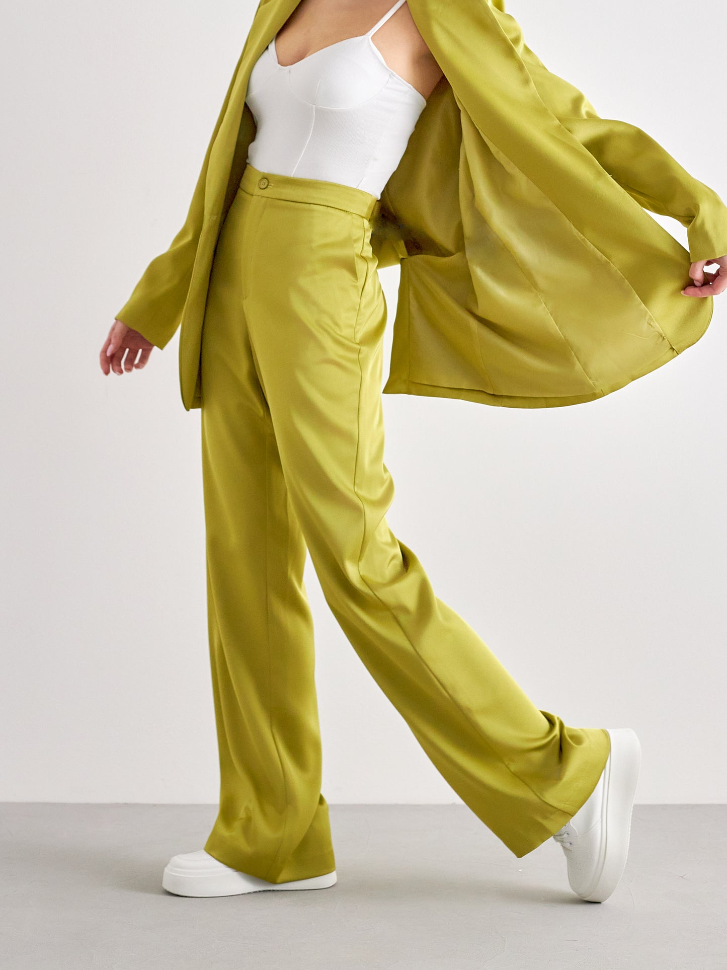 Pantalon satiné vert olive