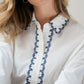 Chemise col brodé et patte contrastée