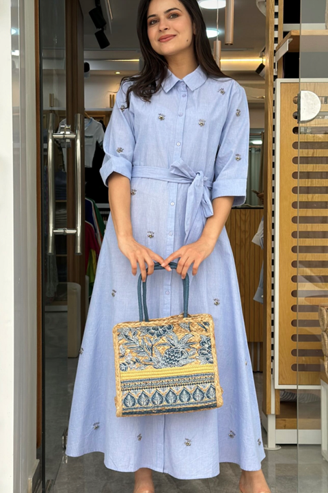 robe chemise longue avec bijoux brodés