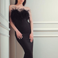 Robe bandage avec détails en plumes