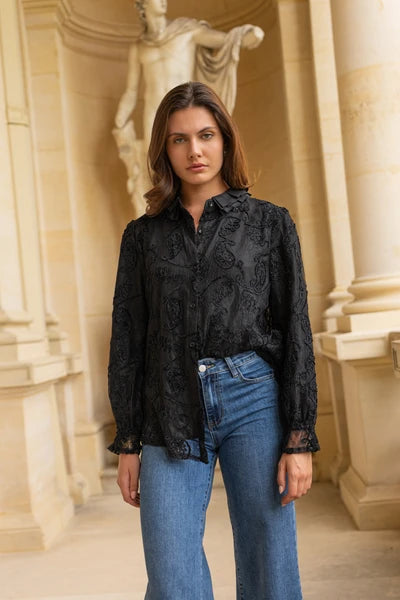 Chemise col froufrou en dentelle effet velours