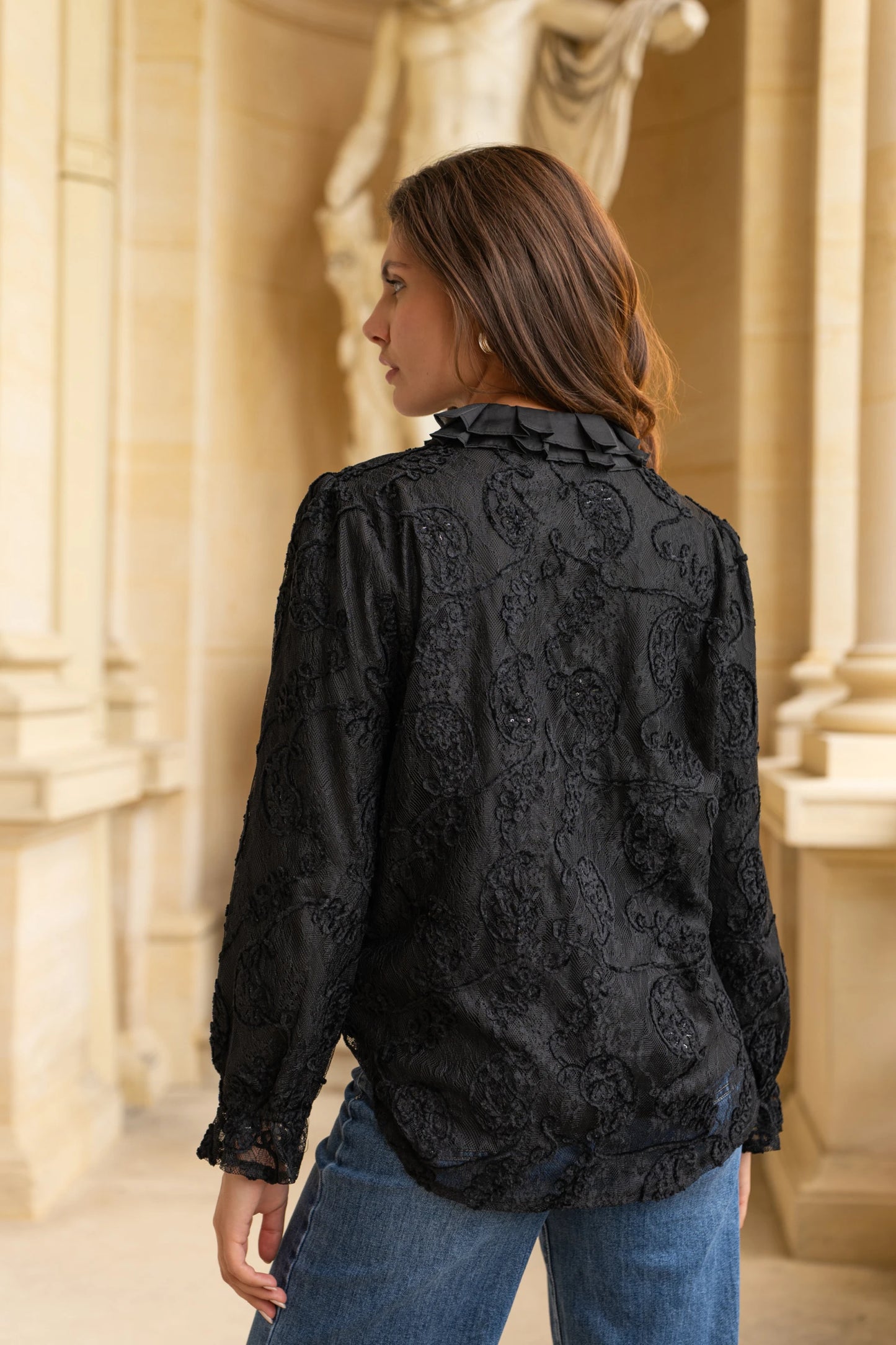 Chemise col froufrou en dentelle effet velours
