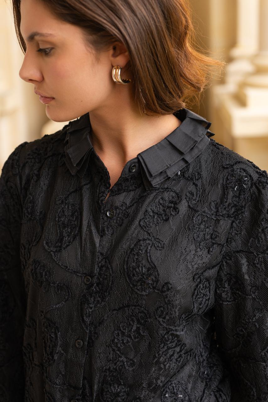 Chemise col froufrou en dentelle effet velours
