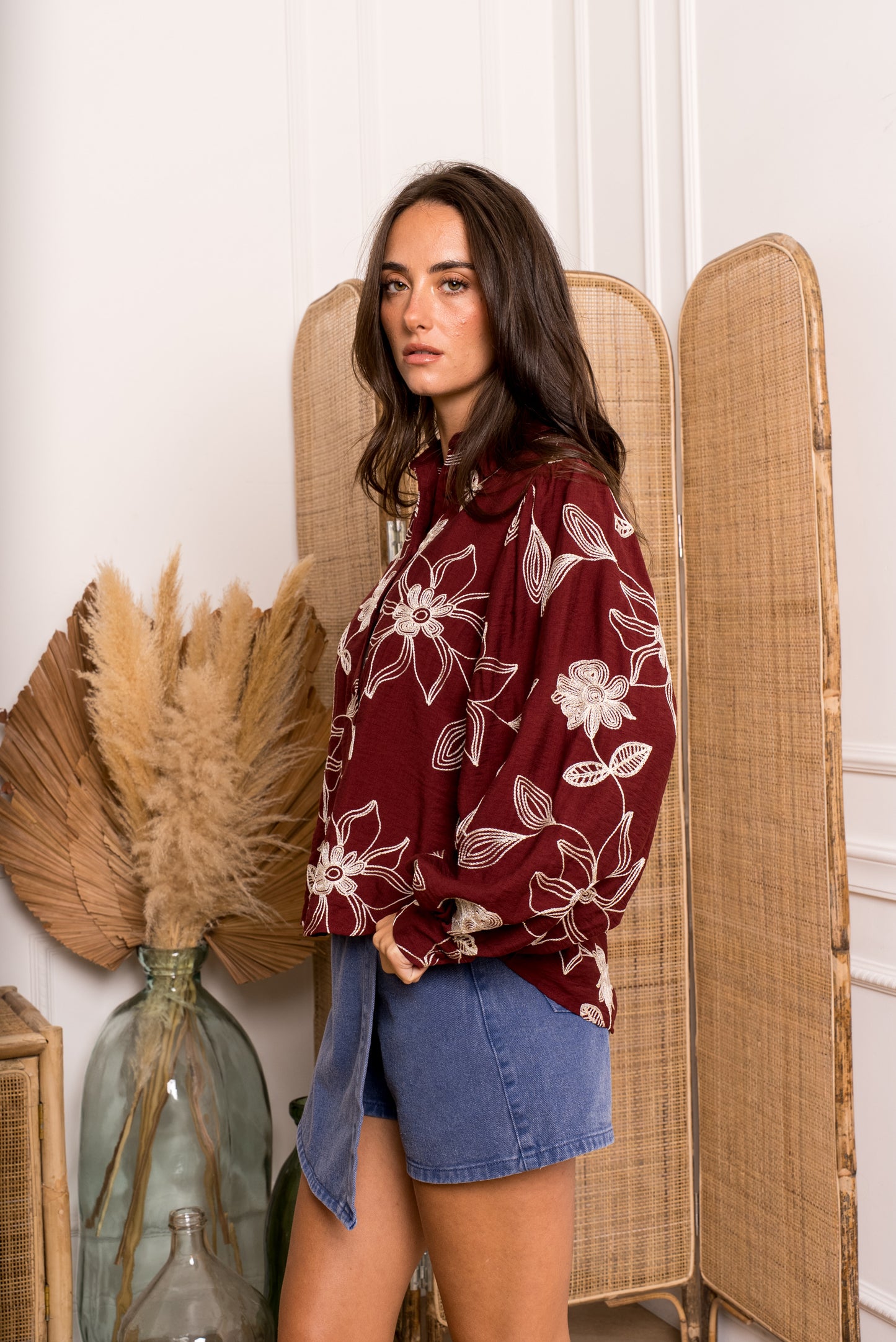 Chemise ornée de motif feuillage brodé