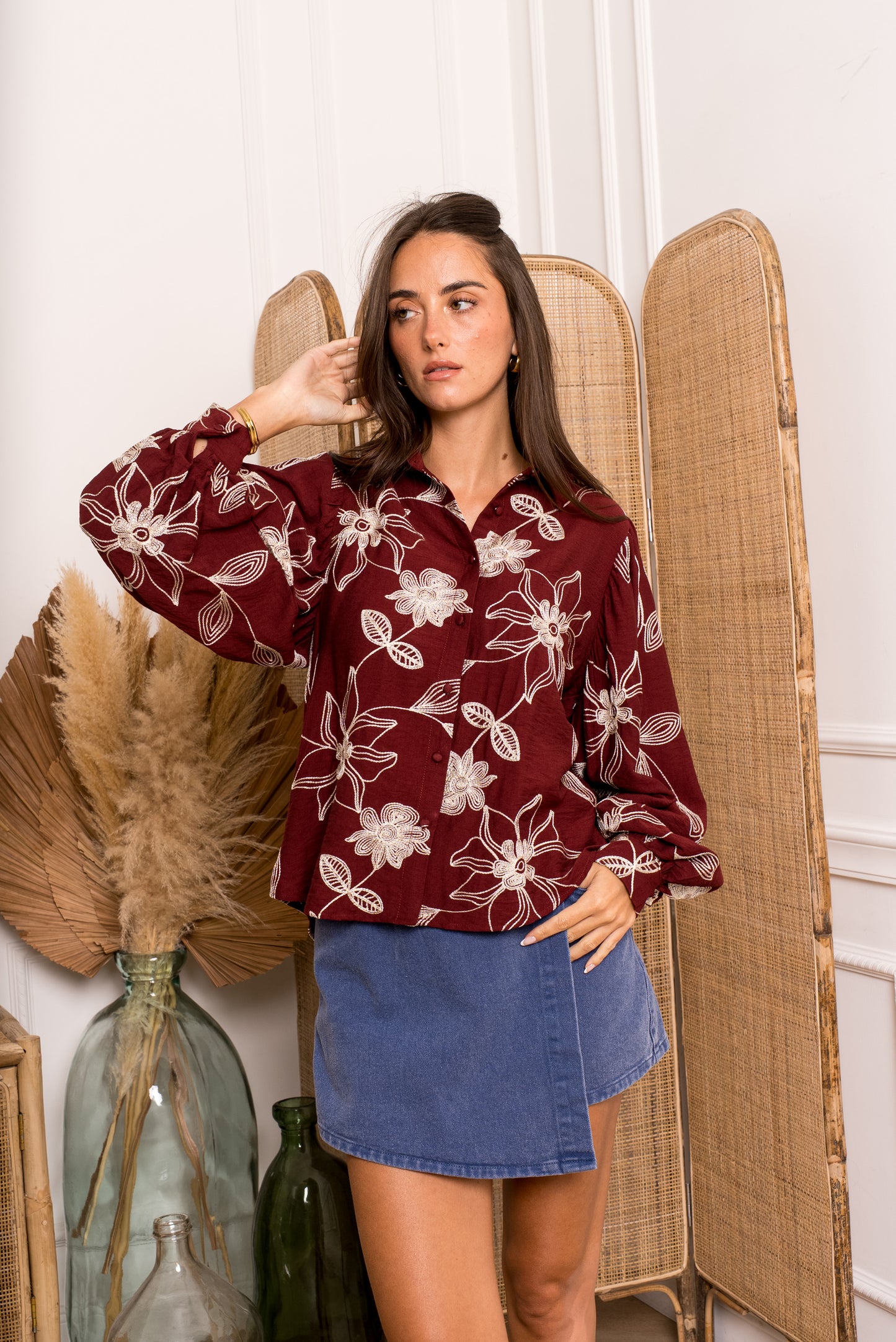 Chemise ornée de motif feuillage brodé