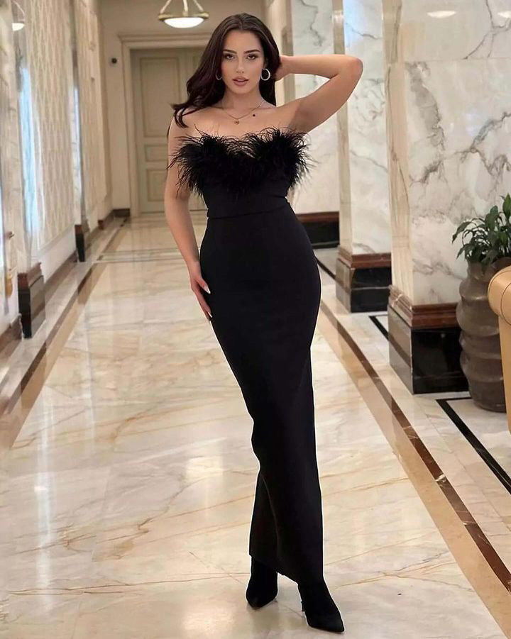 Robe bandage avec détails en plumes