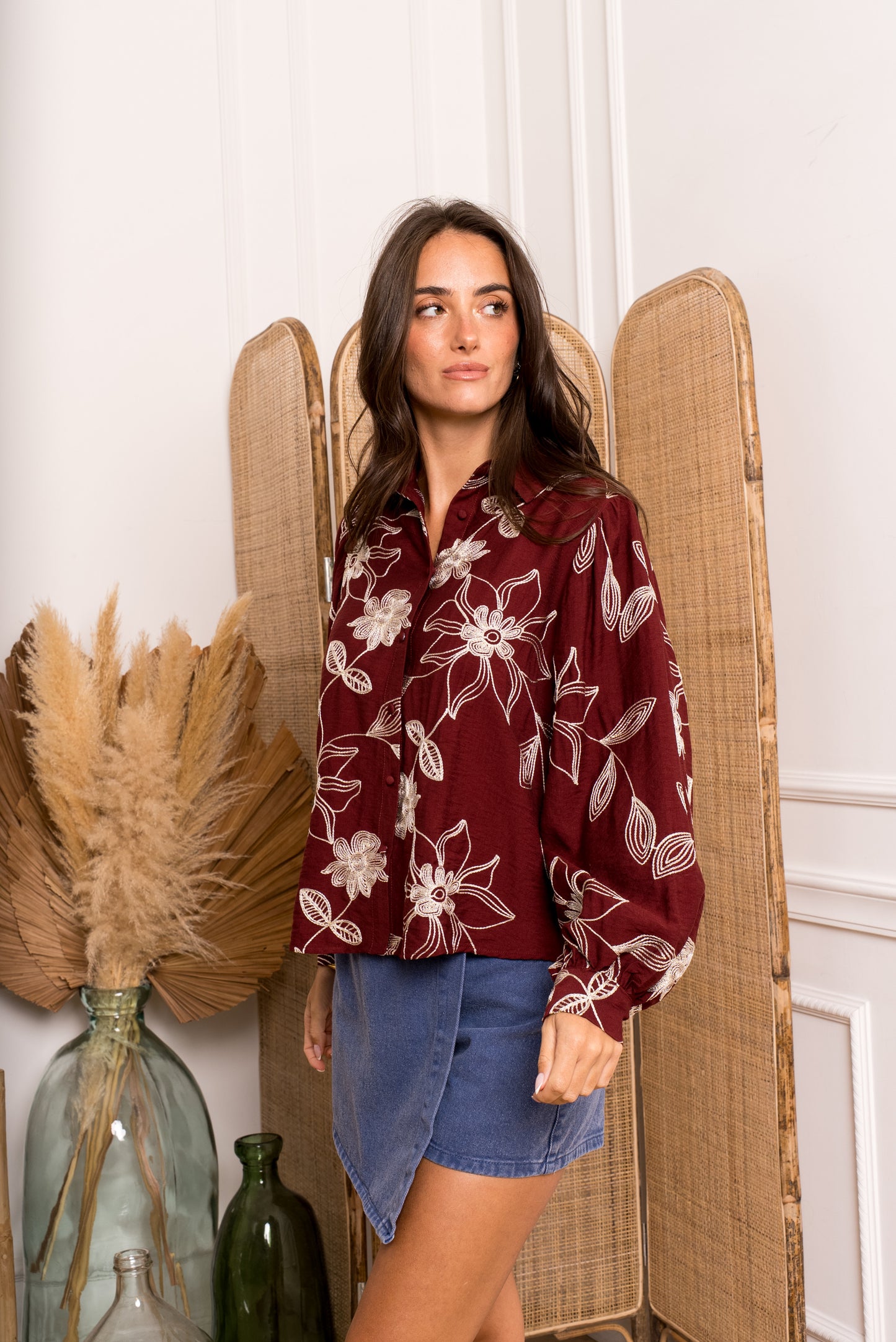Chemise ornée de motif feuillage brodé