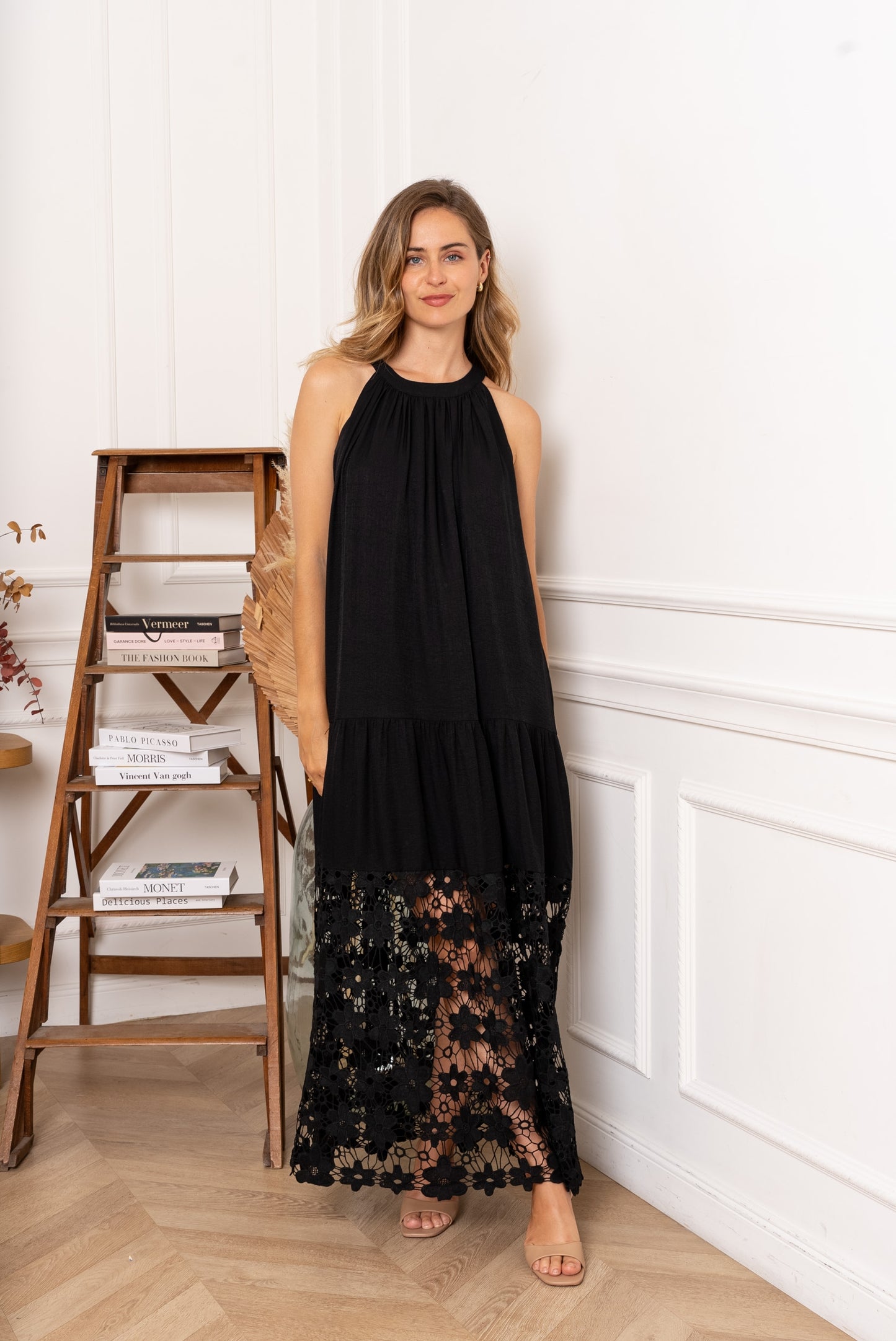 Robe noire chic et aérienne finition dentelle
