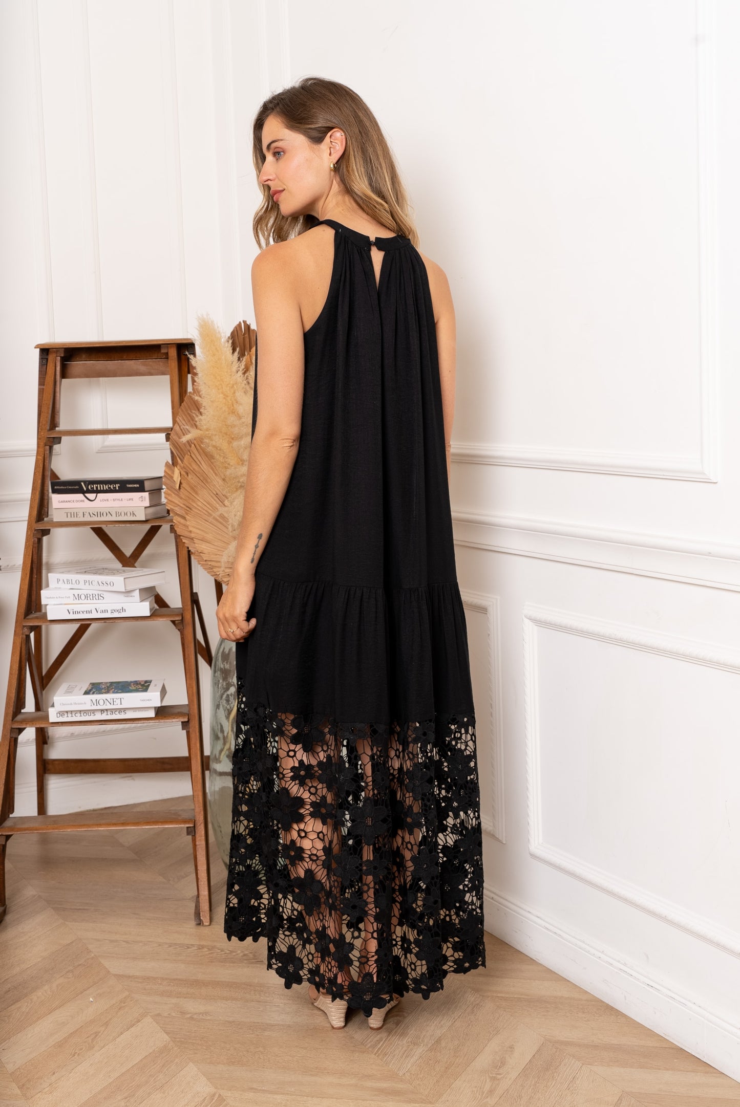 Robe noire chic et aérienne finition dentelle