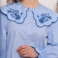 Chemise brodée col signature bleu ciel