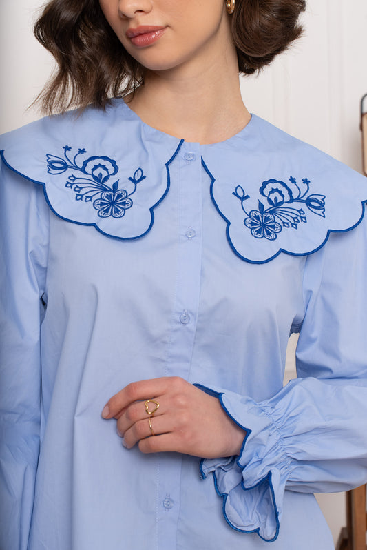 Chemise brodée col signature bleu ciel
