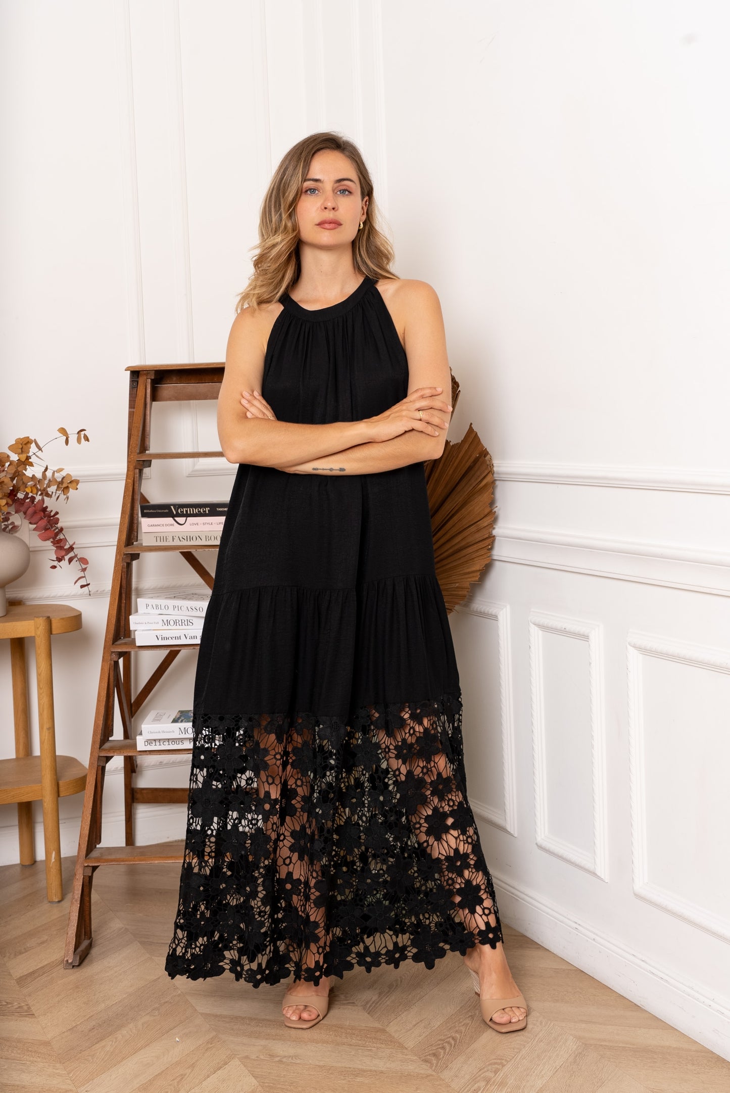 Robe noire chic et aérienne finition dentelle