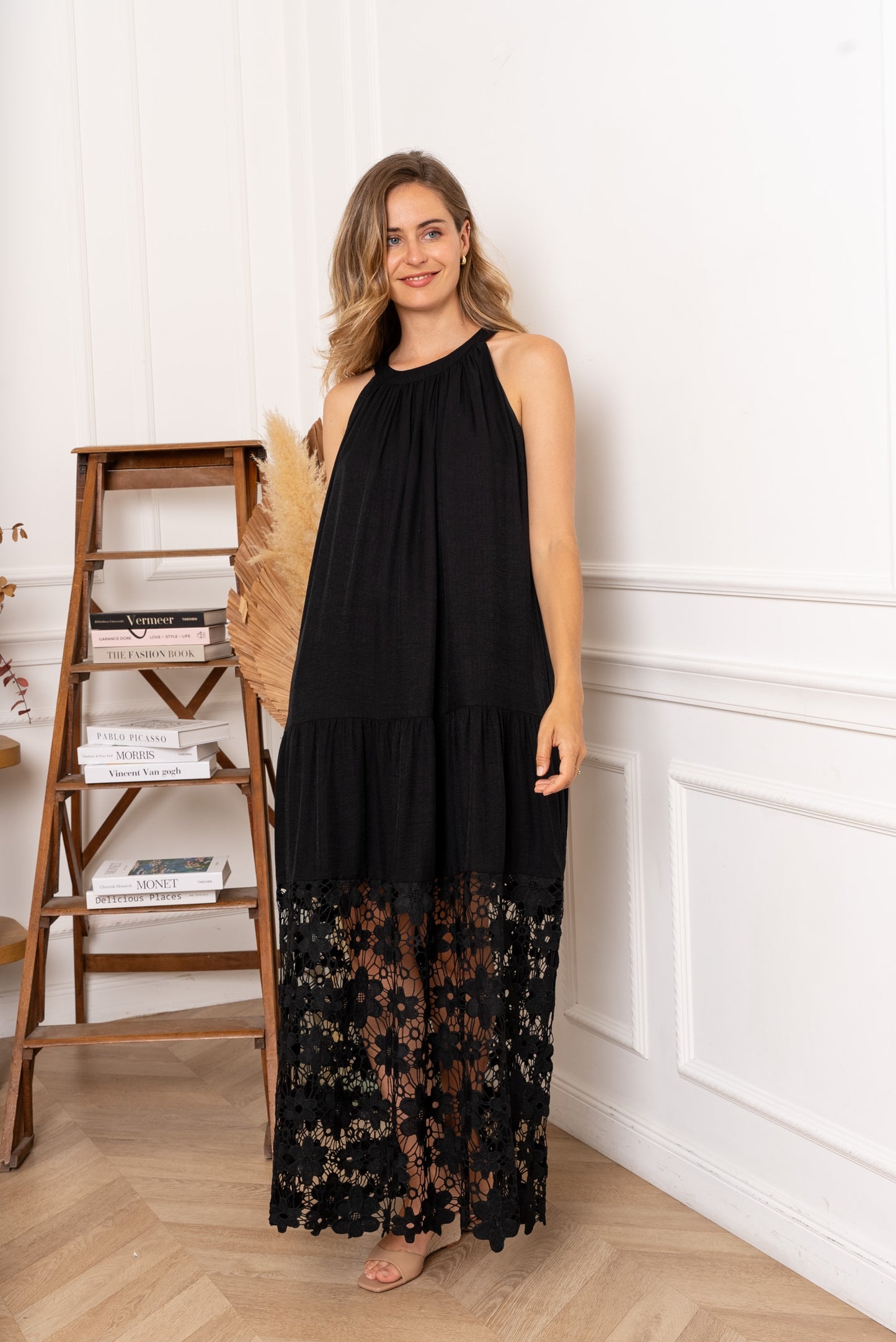 Robe noire chic et aérienne finition dentelle