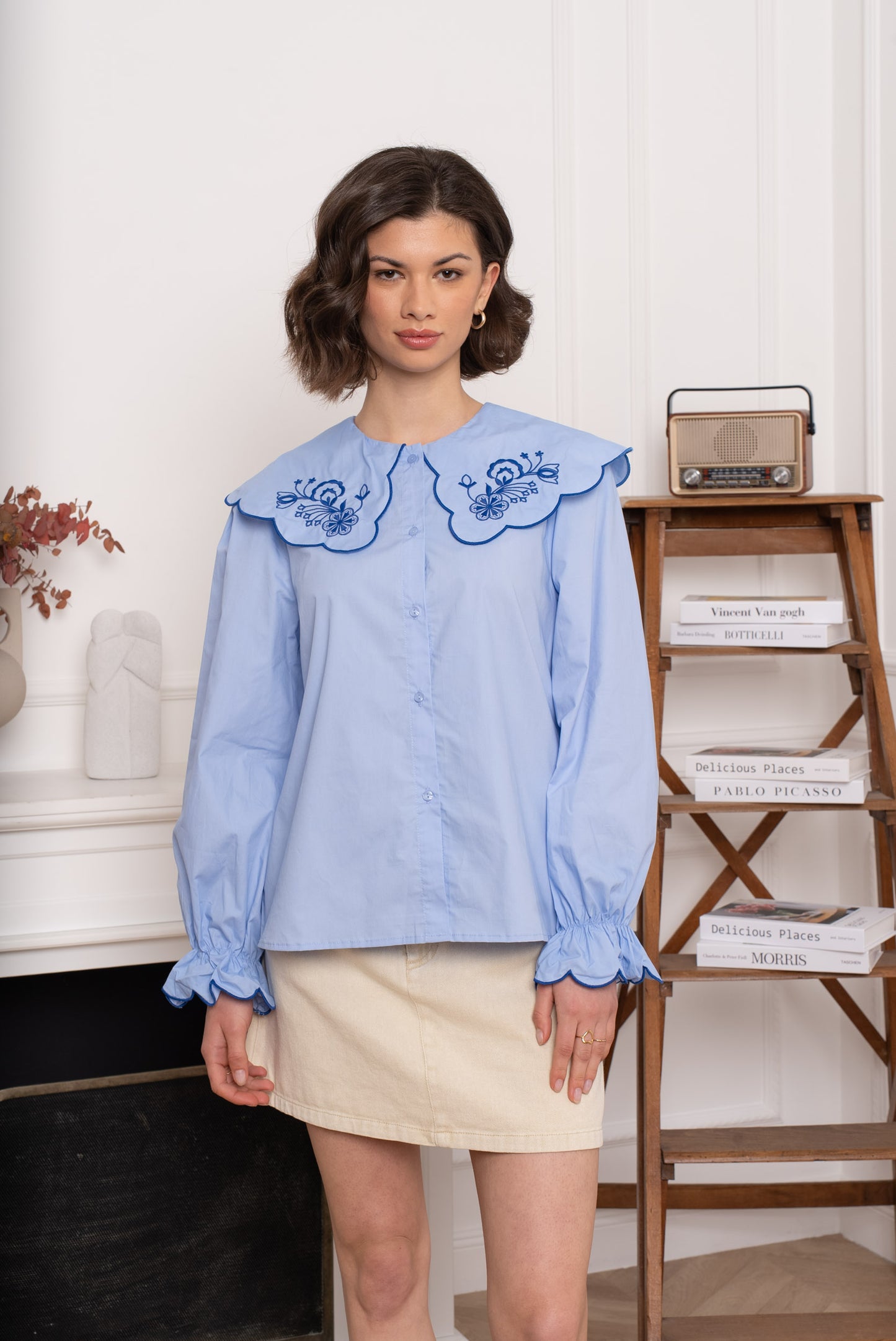 Chemise brodée col signature bleu ciel