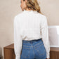 Blouse blanche élégante avec col à broderie anglaise