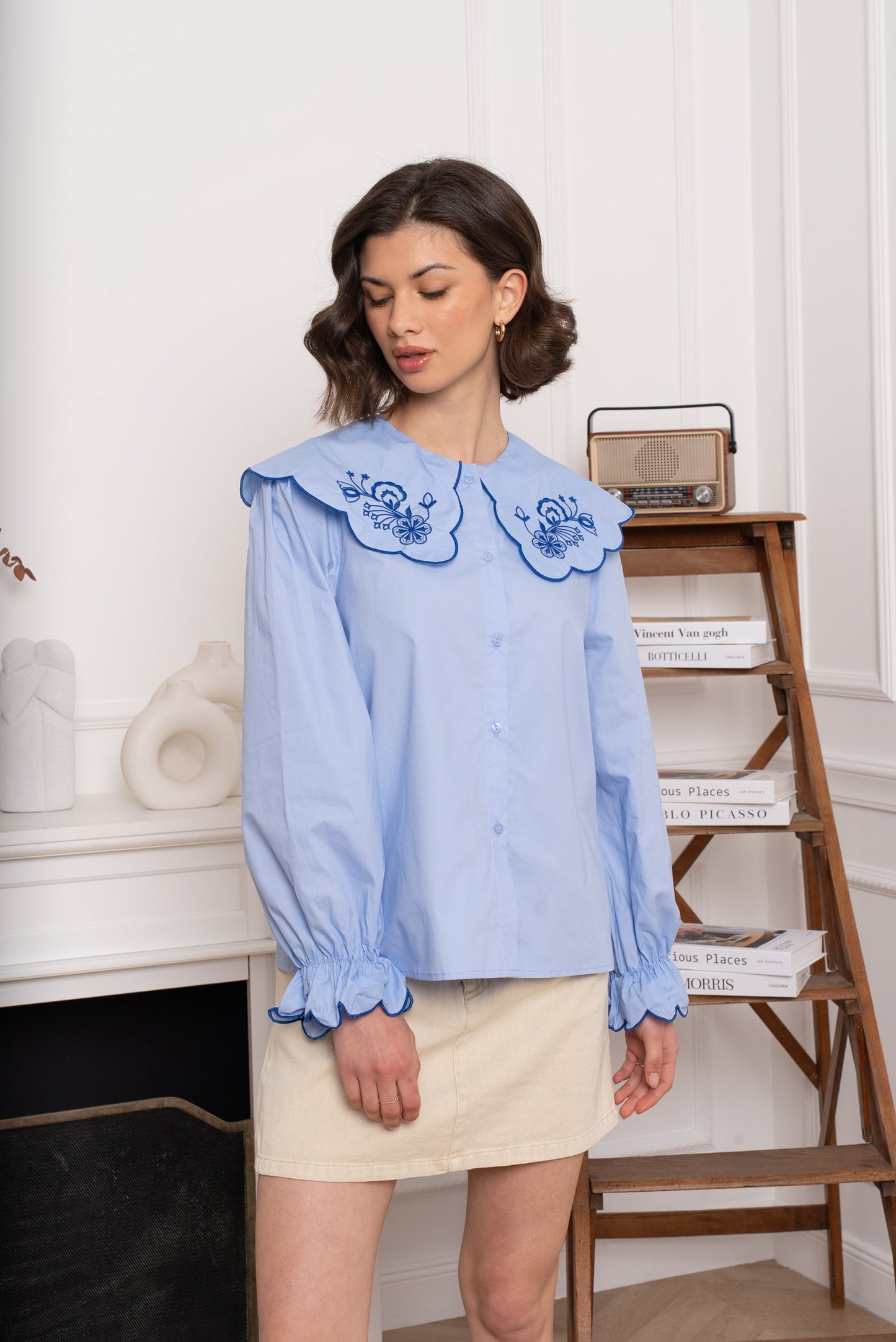 Chemise brodée col signature bleu ciel
