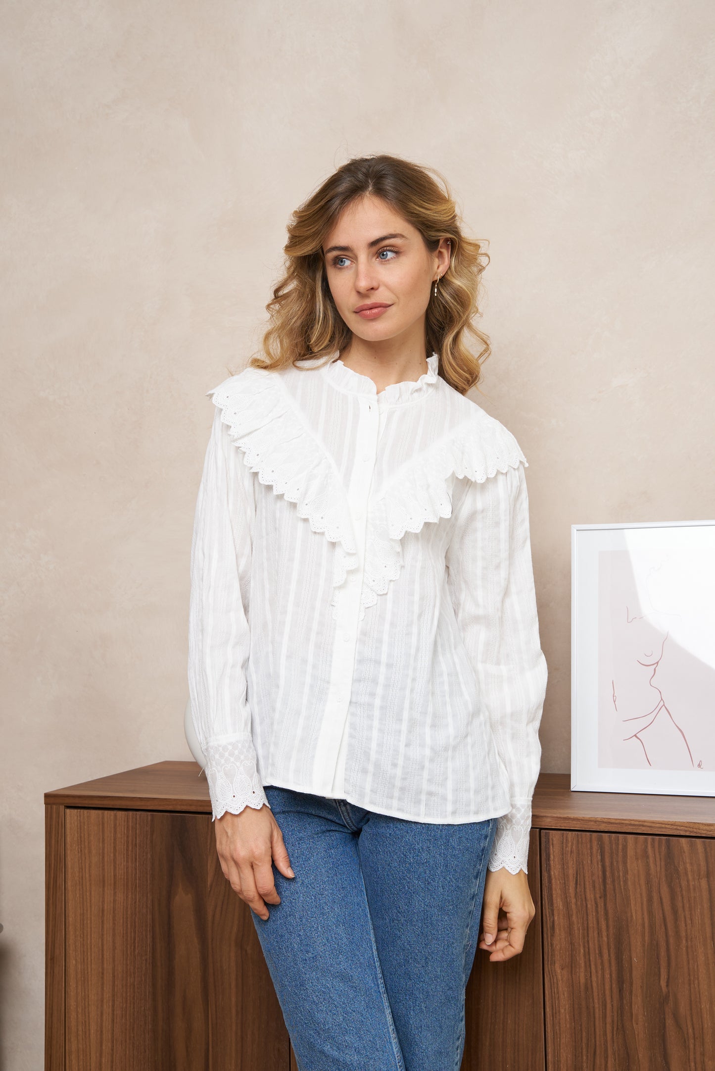 Blouse blanche élégante avec col à broderie anglaise