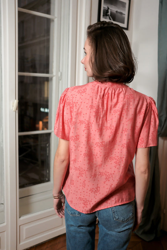 Top garni de dentelle et broderies