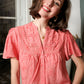 Top garni de dentelle et broderies