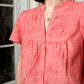 Top garni de dentelle et broderies